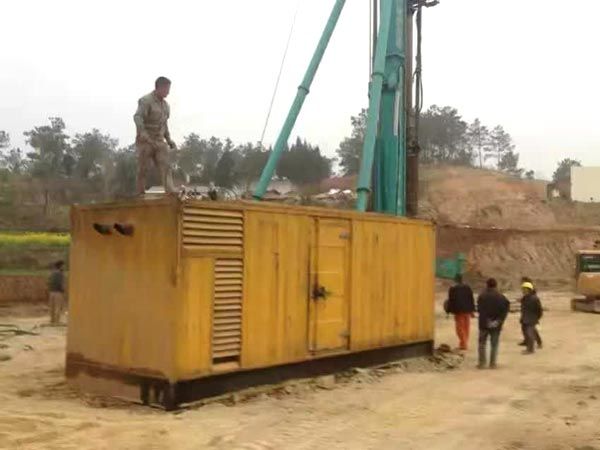 明水如何判断水冷式机油散热器密封件是否需要更换？